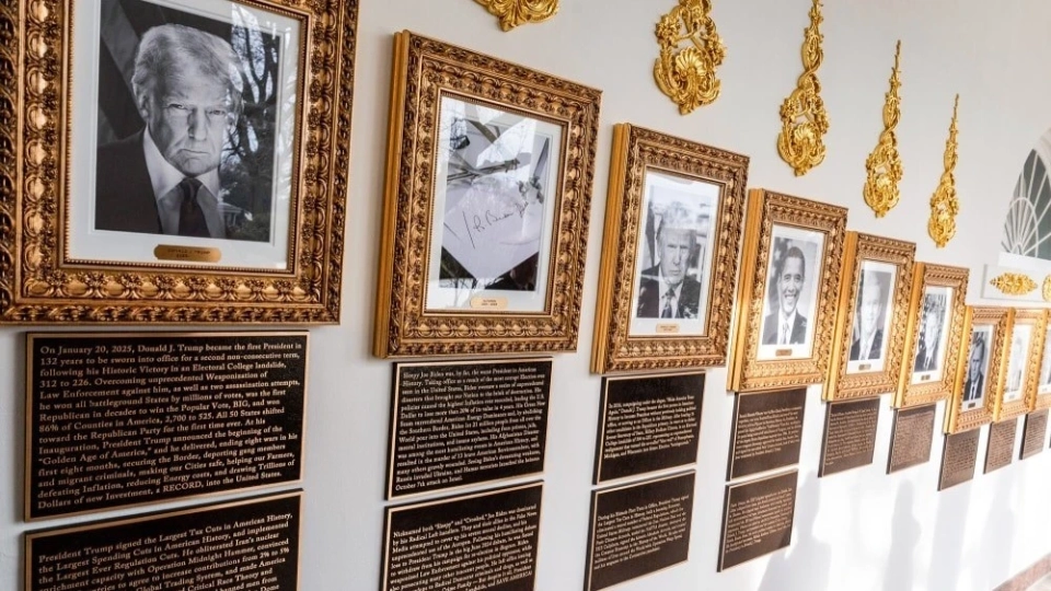 Ак үйдө Джо Байденди сынга алган такта пайда болду, анда ал АКШнын эң жаман президенти деп аталган.