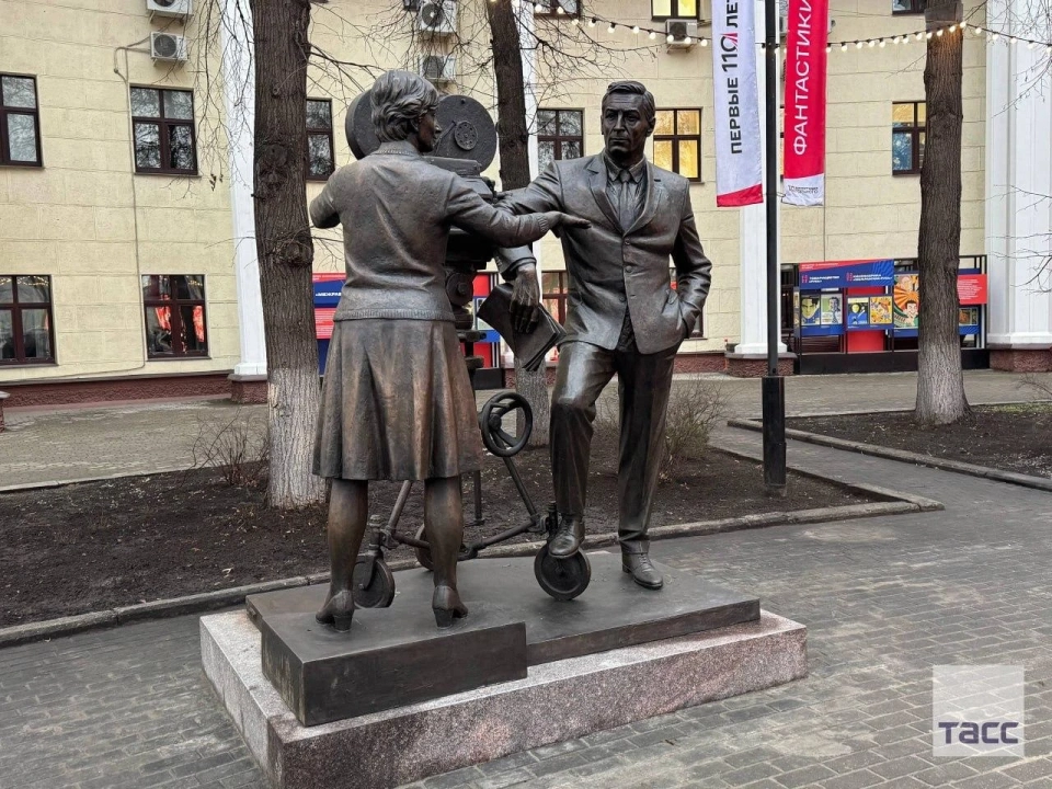 A monument to the creators of the series "Seventeen Moments of Spring" was unveiled in Moscow