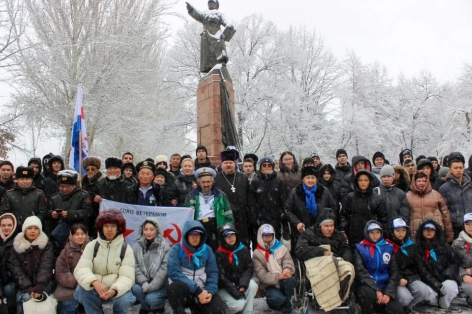 Студенты КРСУ приняли участие в возложении цветов к памятнику Панфилова