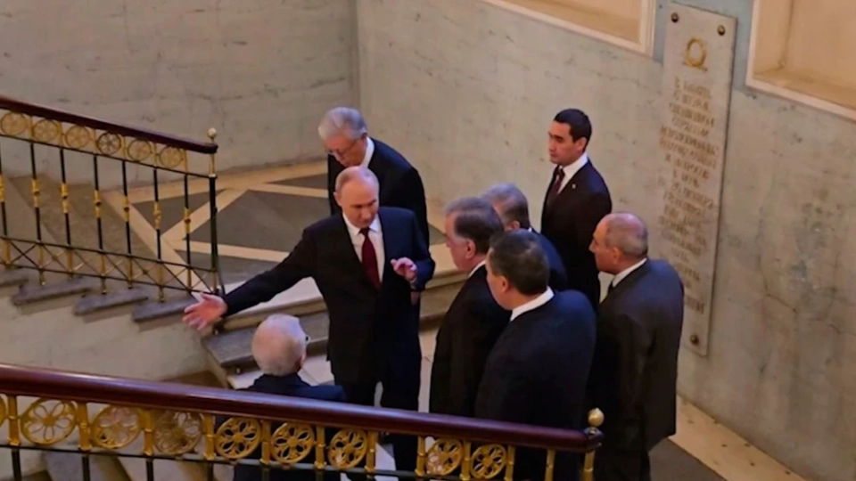 Putin conducted a tour of the Hermitage for CIS leaders