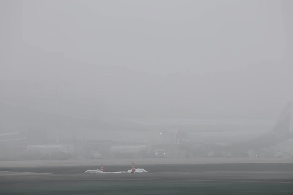 Due to thick fog, flights are delayed and canceled at Manas Airport.