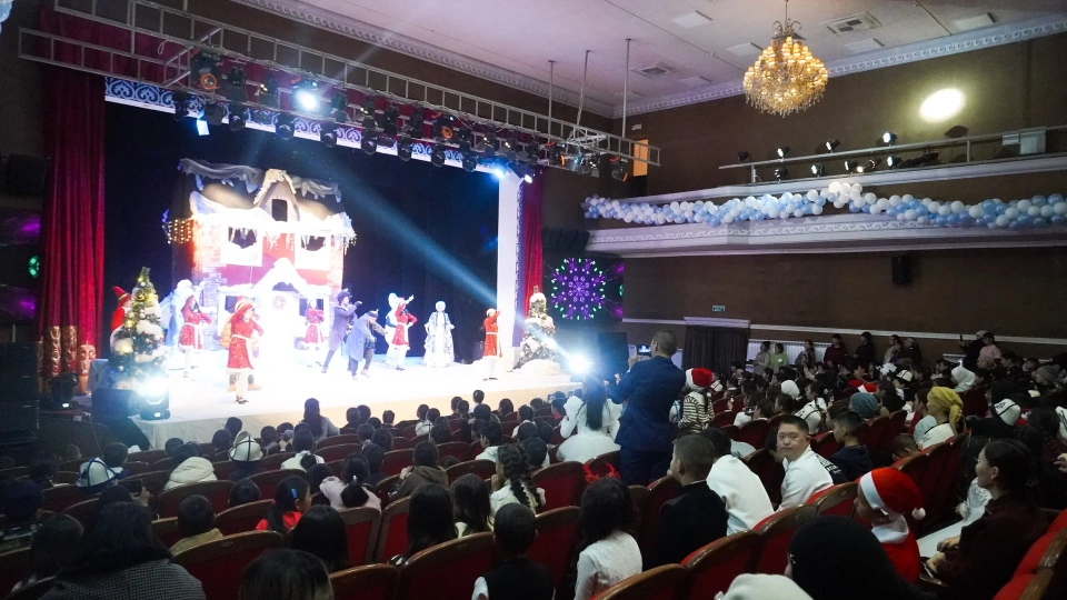 В Таласской области прошла новогодняя елка для 400 детей