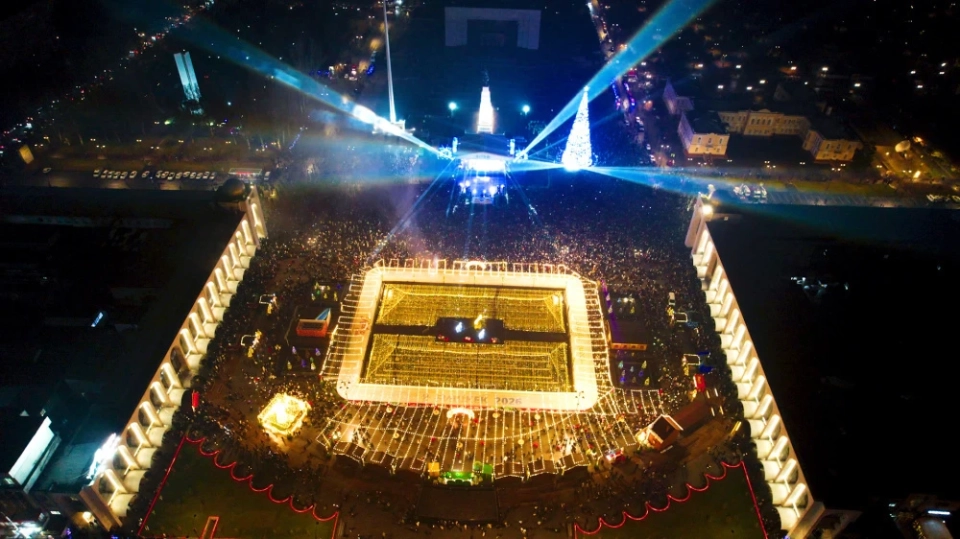 Какие новогодние елки установлены в областях Кыргызстана? Смотрим