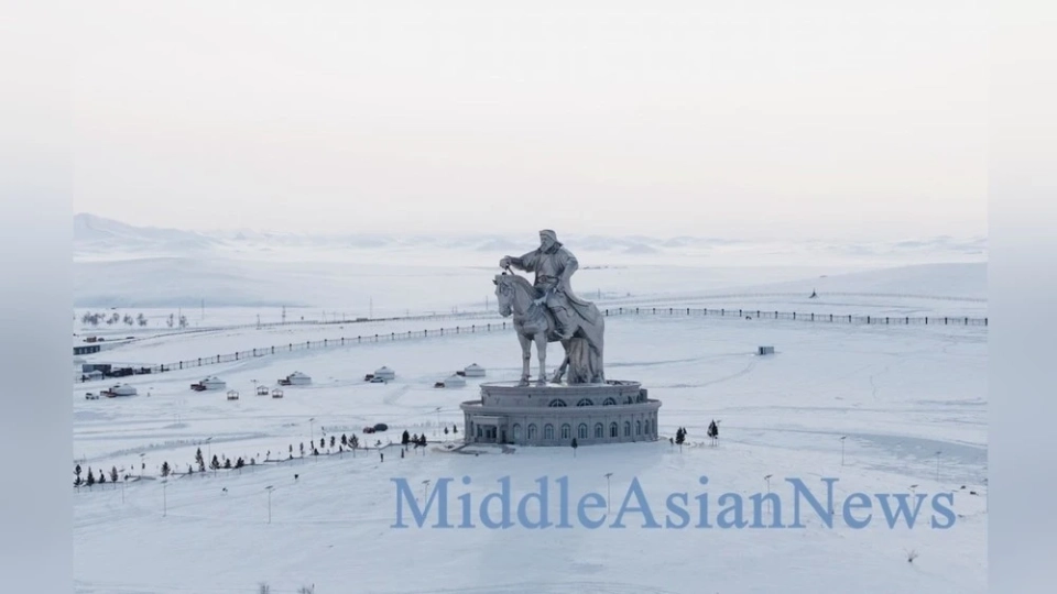 Монголиянын аймагынын болжол менен 80% кар менен капталган