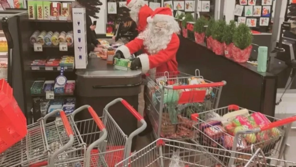 В Канаде банда в костюмах Санта-Клаусов и эльфов ограбила супермаркет. Преступники раздали продукты бедным