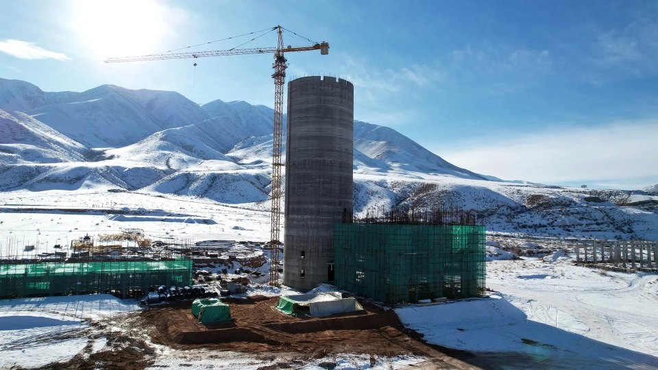 Садыр Жапаров осмотрел строящийся цементный завод в Кемине