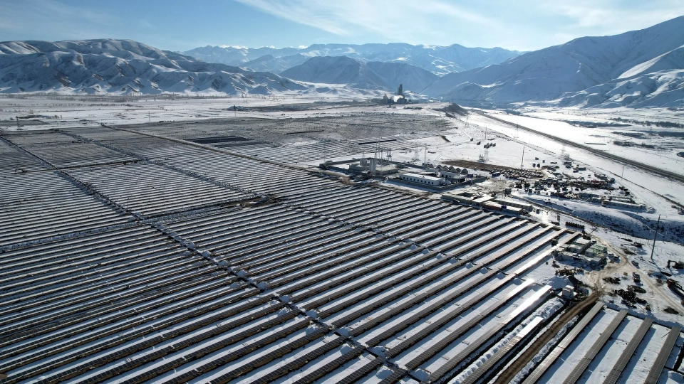 Садыр Жапаров запустил первую солнечную электростанцию мощностью 100 мегаватт в Кемине