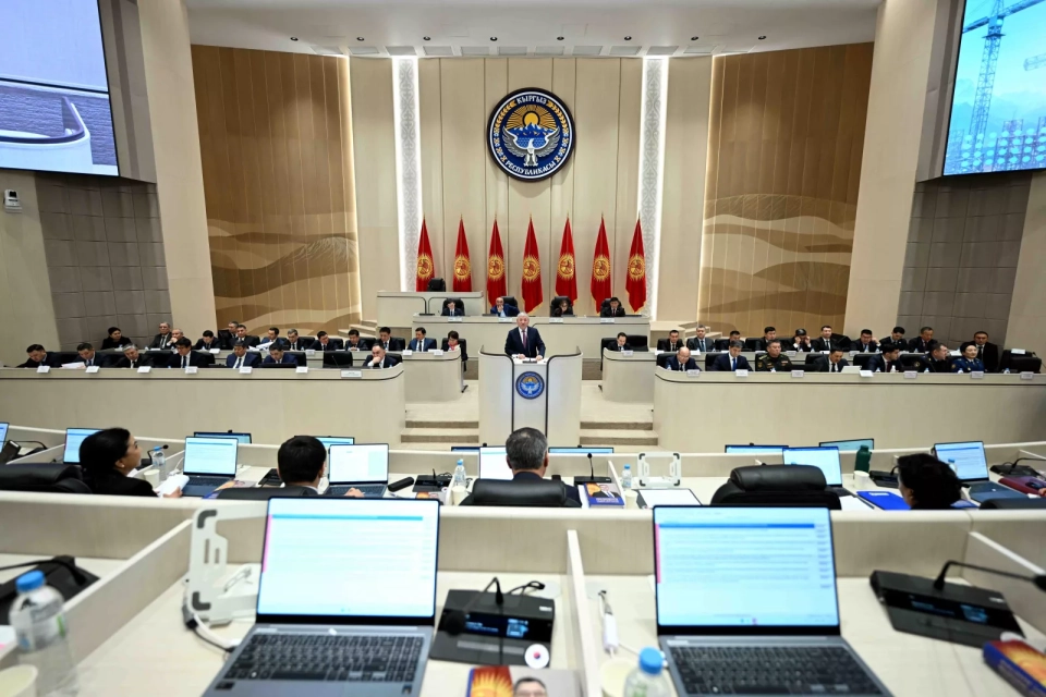 Адылбек Касымалиев анонсировал масштабное повышение зарплат бюджетникам