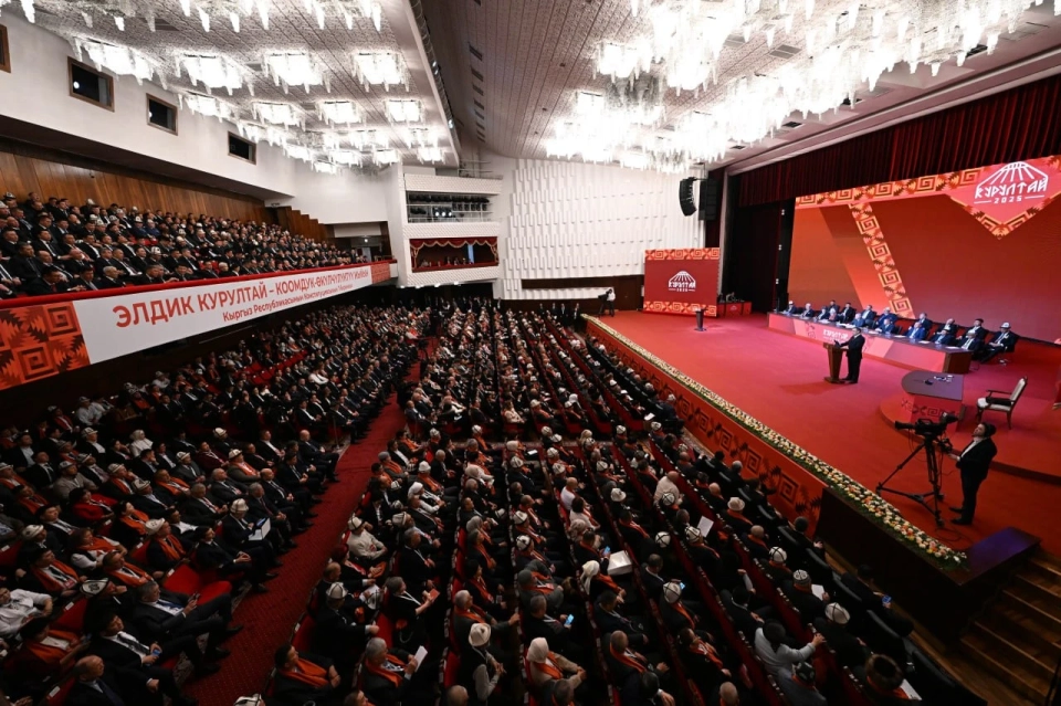 «Министрлер креслоорго жабышты»: курултайдын делегаттары эмне жөнүндө сүйлөштү