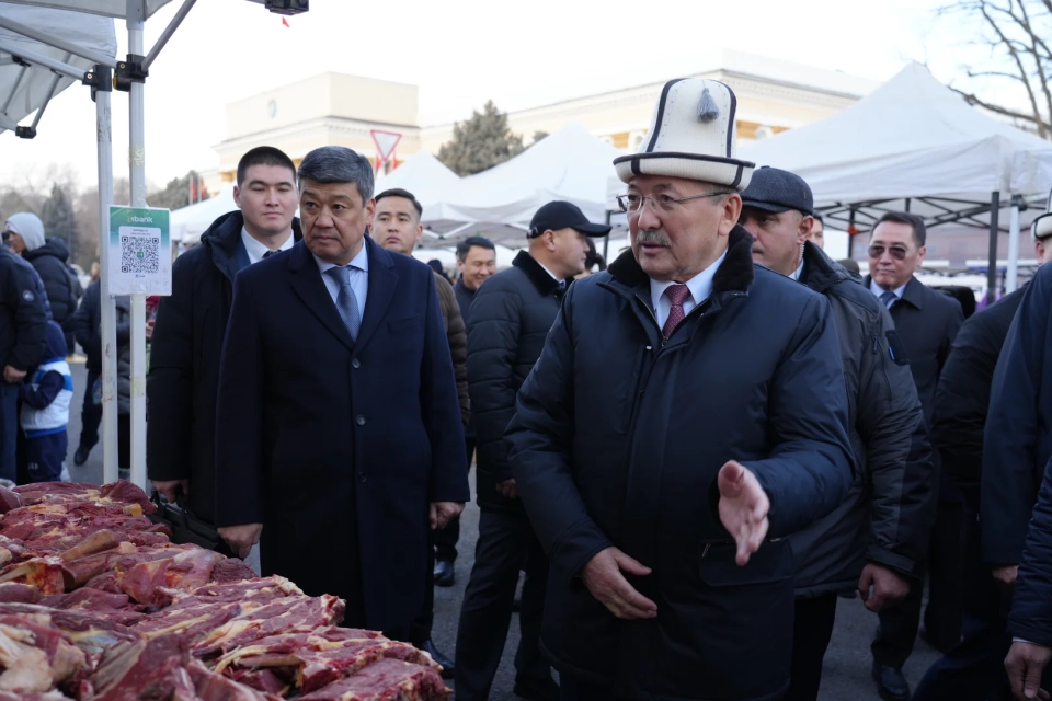 The head of the cabinet familiarized himself with prices at the fair in Bishkek