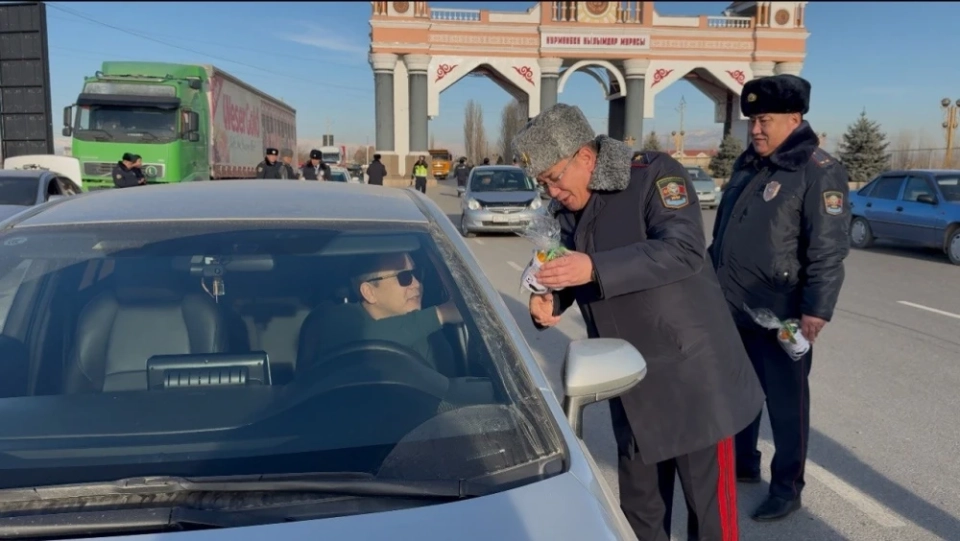 Drivers in Kyrgyzstan are given New Year gifts for following traffic rules
