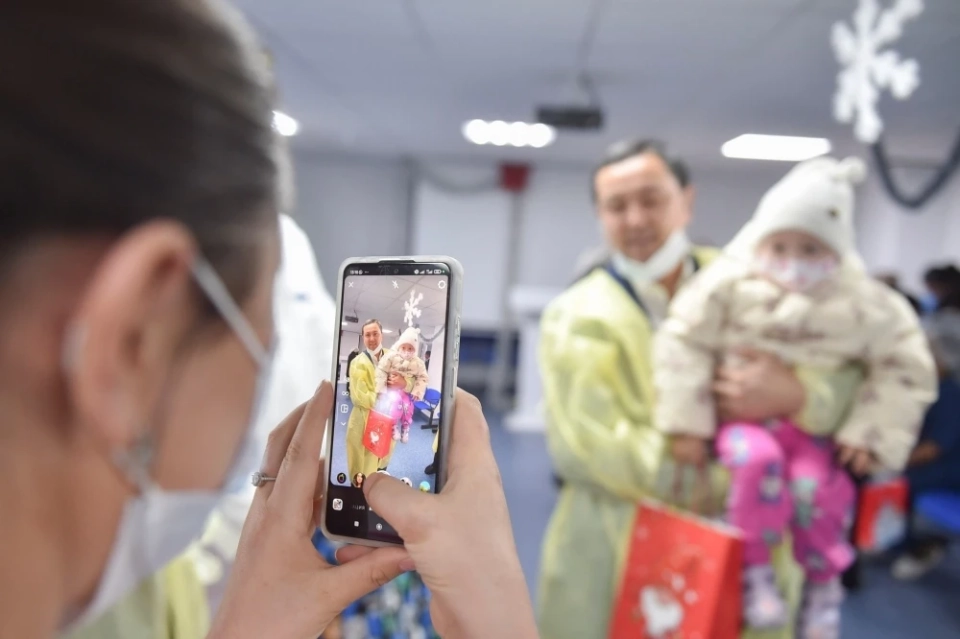 Kanibek Dosmambetov visited children in the oncology departments of Bishkek