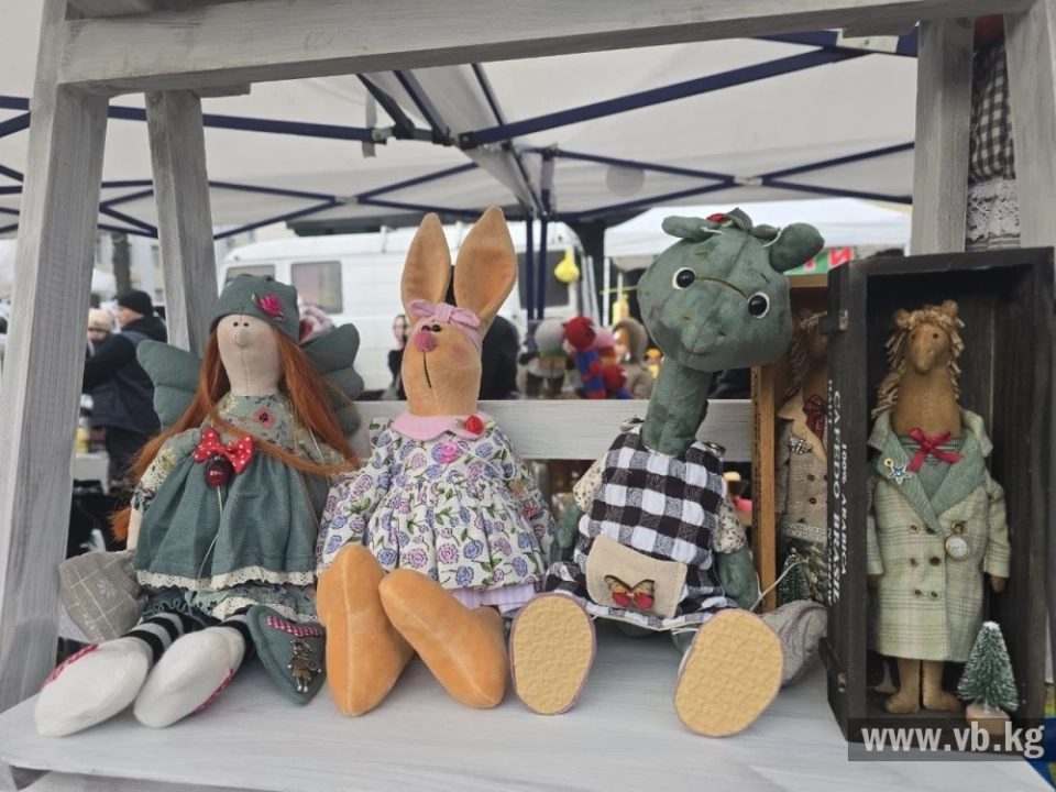 Бишкекте өтүп жаткан жарманкеде келер жылдын символдорун ар кандай даамда жана түстө сатышууда