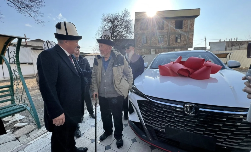 Мэр Ош за три дня исполнил просьбу аксакала и подарил авто соцучреждению