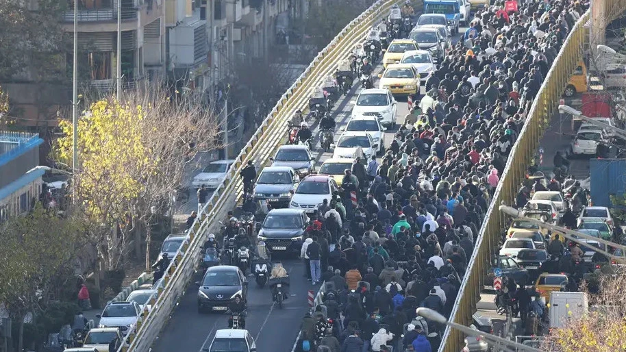 Иранда нааразычылык жана полиция менен кагылышуулар учурунда бир нече адам каза болду