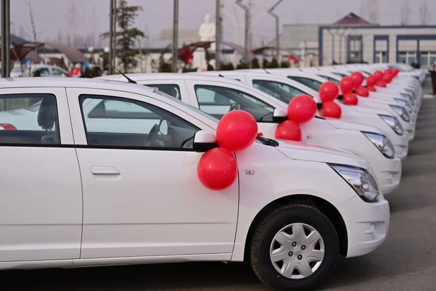 Джалал-Абад облусундагы энелер жана балдар үчүн коргоо борборунун кызматкерлерине автомобилдер берилди