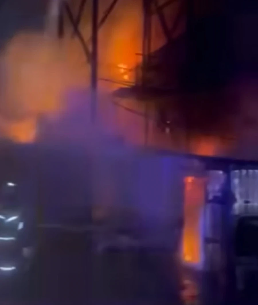 Түн ичинде Бишкекте авто бөлүктөрдү сактоочу жай отко оролду