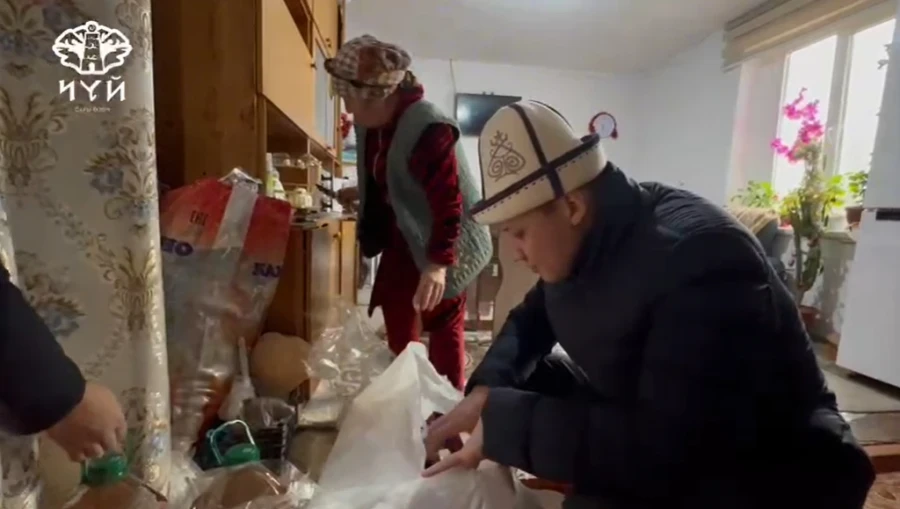 Чүй облусундагы аз камсыз болгон үй-бүлөлөргө азык-түлүк жана белектер тапшырылды