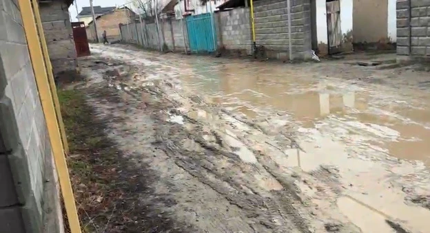 "Асфальта нет, везде грязь". Жалобы на дороги в "Ак-Тилеке-2" и ответ властей