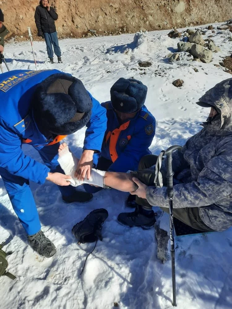 In Ala-Archa Park, a man injured his leg: rescuers from the Ministry of Emergency Situations came to help