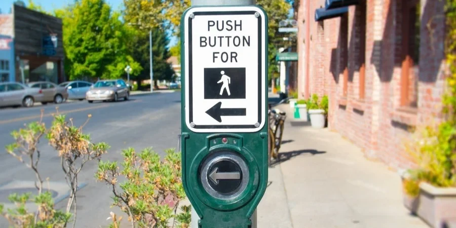 Америкадагы шаарда светофорлор саясат жөнүндө сүйлөшө башташты. Машиналардын көтөрүлүшүбү?