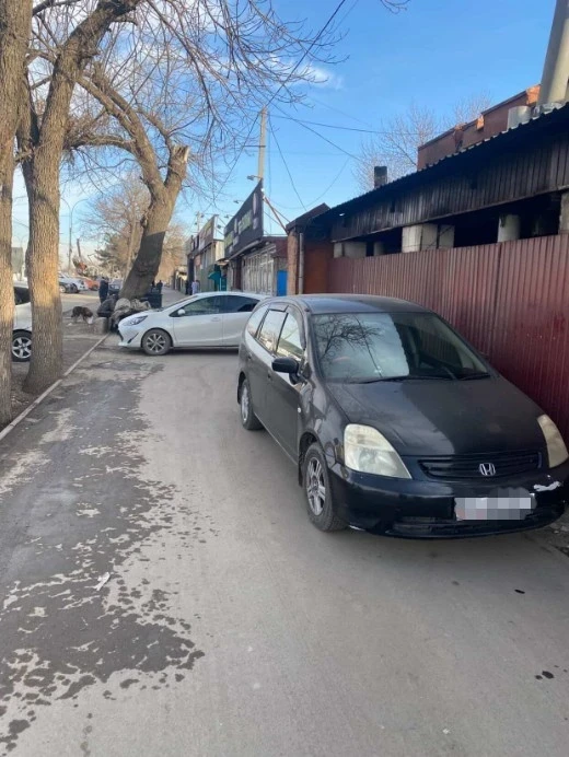 "Не тротуар, а свалка техники". Бишкекчане о ситуации на пр. Дэн Сяопина