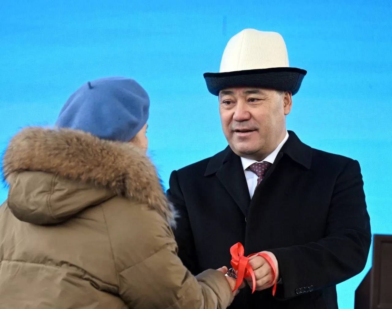 Sadyr Japarov handed over the keys to mortgage housing at the second stage of the construction of the "Muras" residential complex in Bishkek