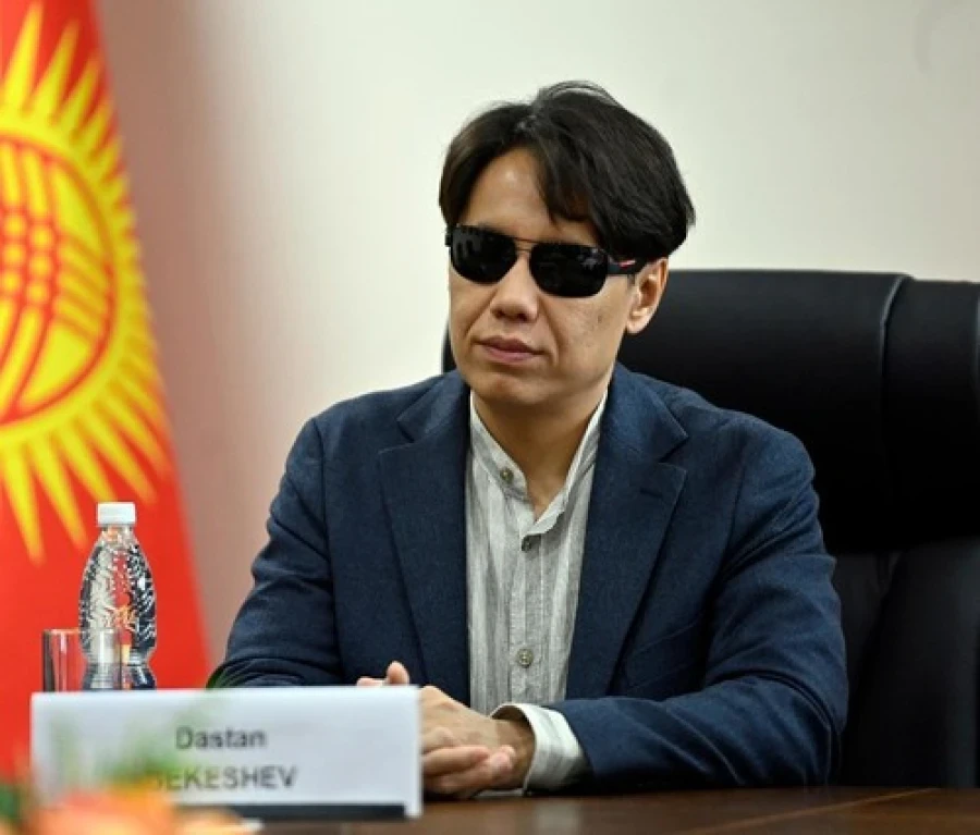 Bekeshev: Citizens spend up to 100 soms to reach government agencies