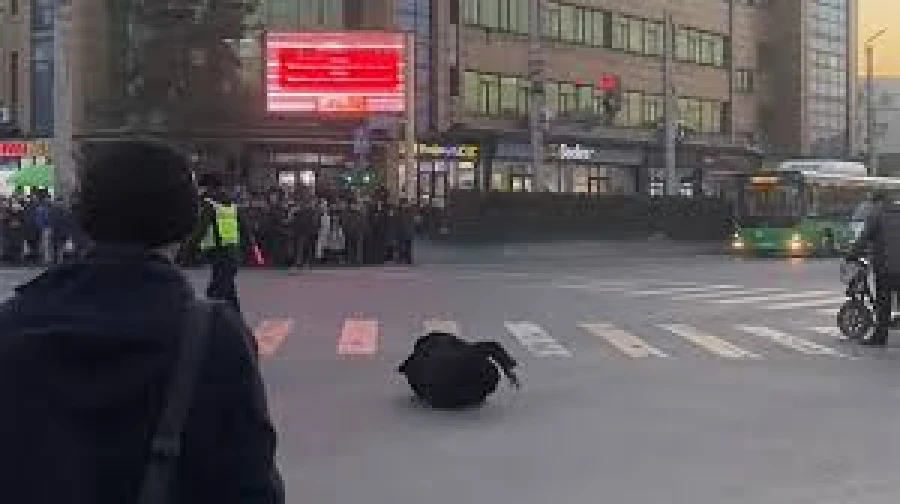 The Ministry of Internal Affairs commented on the video of a citizen falling after the incident with a patrol officer.