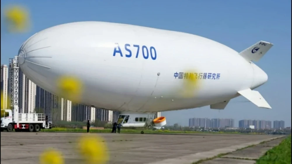 Кытайда биринчи туристтик дирижабль асманга учуп чыкты