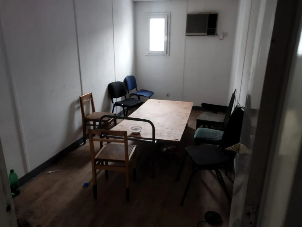 Акыйкатчынын кызматкерлери чет элдиктерди кармоо борборуна кирүүгө кыйынчылык менен жетишти. Мына эмне көрүштү