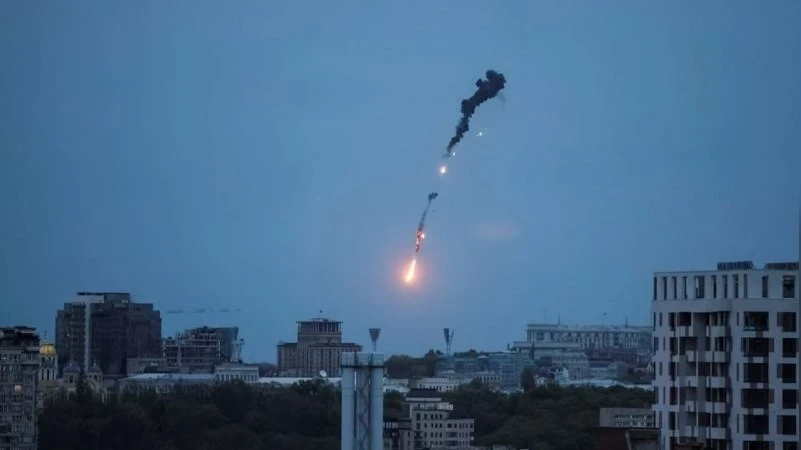 Зеленский Украинадагы энергетикада өзгөчө кырдаал режимин киргизгенин жарыялады. Кличко төрт жылдык конфликтте Киевдеги эң жаман кырдаал тууралуу билдирди.