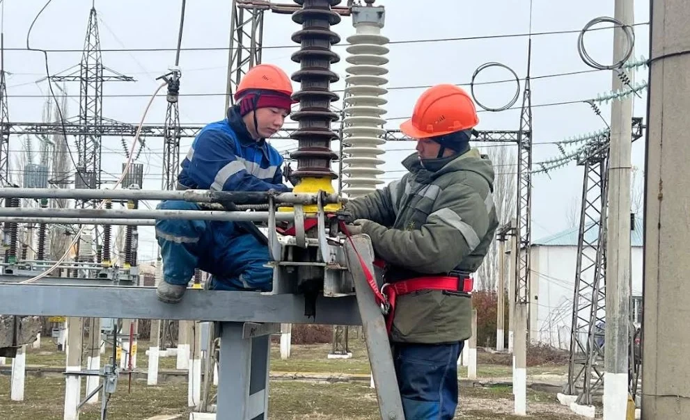 Күтүлгөн суук аба ырайына байланыштуу энергетиктер электр тармактарына көзөмөлдү күчөттү