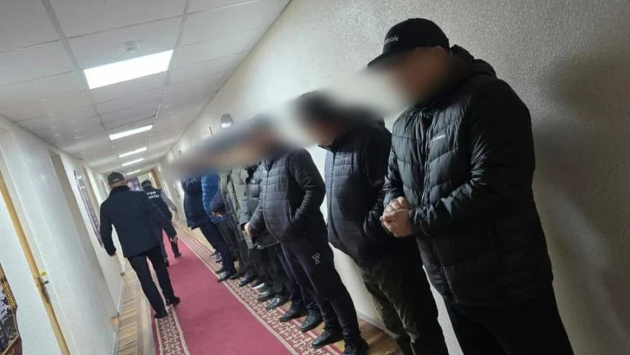 Employees of weight and dimension checkpoints on the Bishkek - Osh road were detained for bribery.