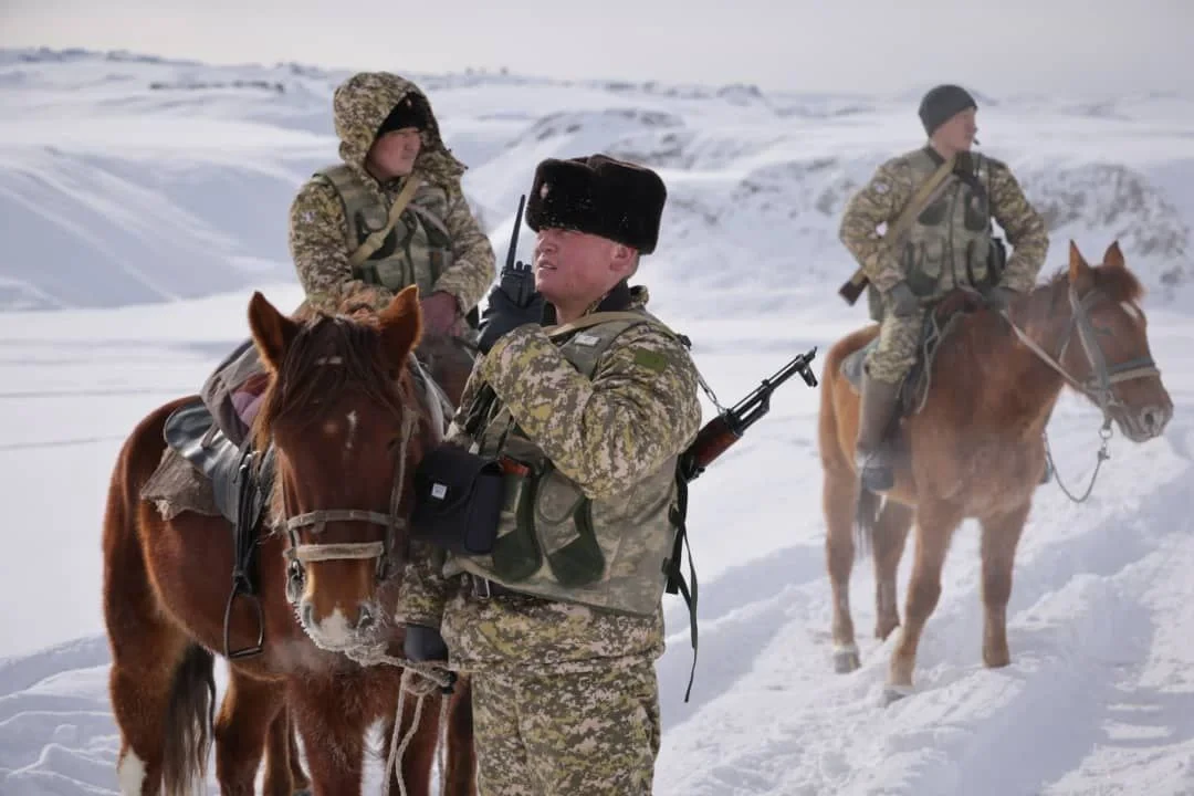 Фото. Чек арачылар -50 градуска чейин суукта Кыргызстан-Кытай чек арасында кызмат өтөшүүдө