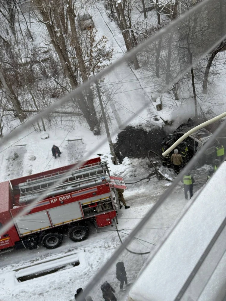 In Bishkek, a passenger car burned in the yard of a house