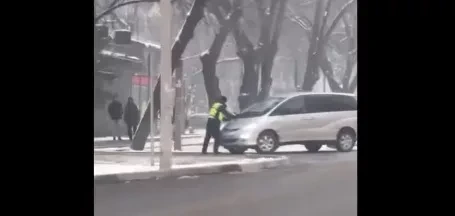 In Bishkek, a drunk driver carried a traffic police officer on the hood.