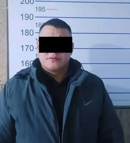 In Bishkek, a drunk driver dragged a traffic inspector on the hood.