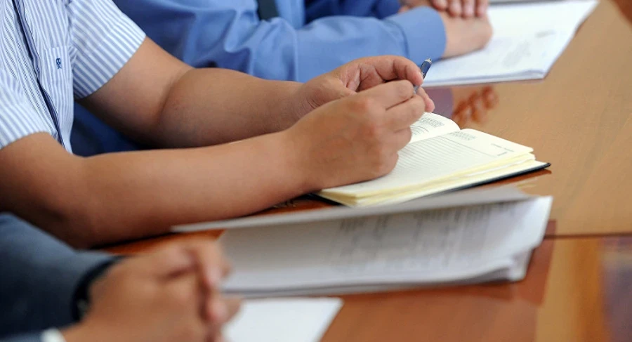 Кыргызстандагы мамлекеттик кызматкерлер үчүн мамлекеттик тилге коюлган талаптар күчөтүлдү