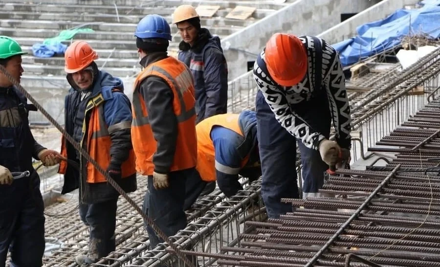 The deputy raised issues of supporting migrants and developing the outskirts of Bishkek