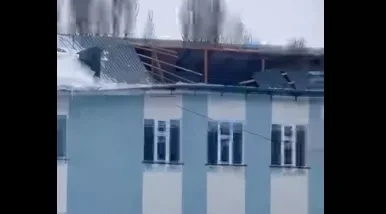 Минстрой Кыргызстана Тюп районундагы жаңы мектептин чатырын кулап түшүү боюнча кырдаалды түшүндүрдү