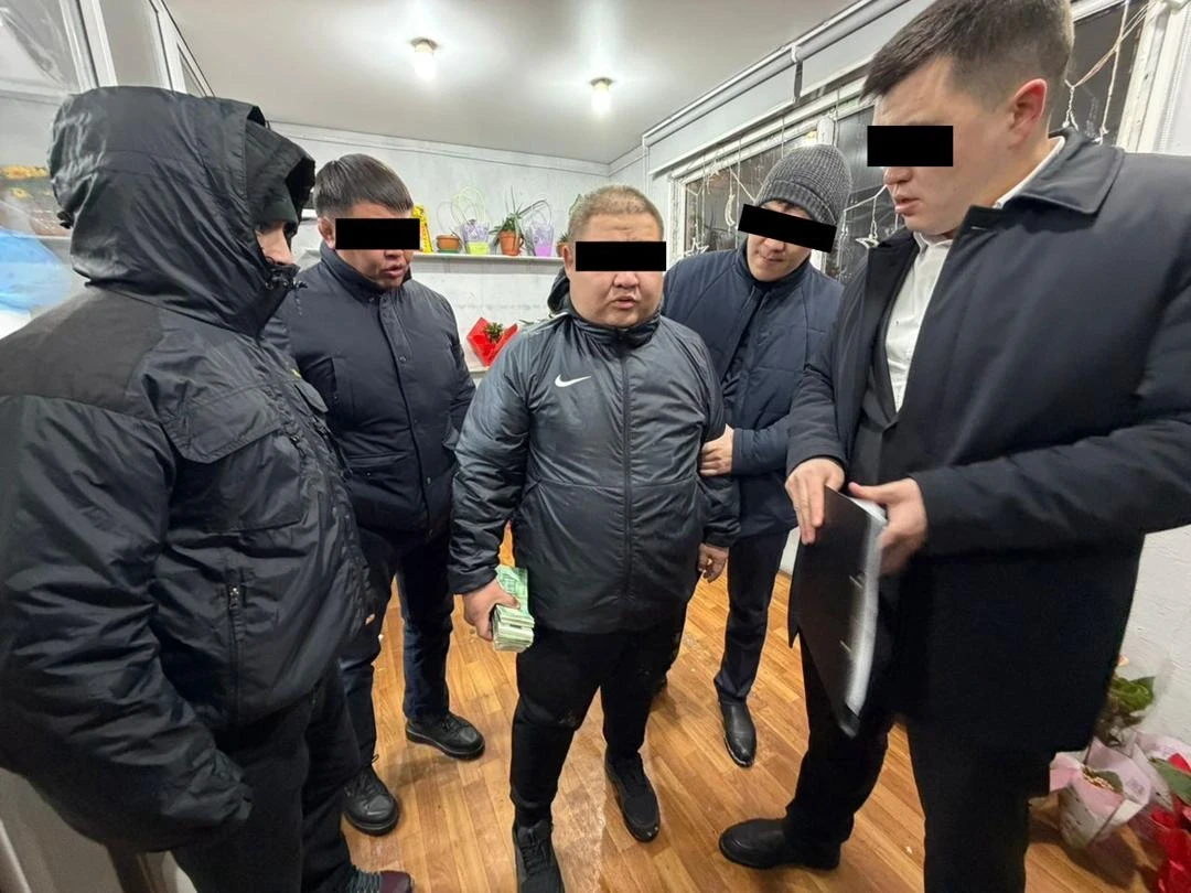 City Hall employee detained on suspicion of extorting one million soms