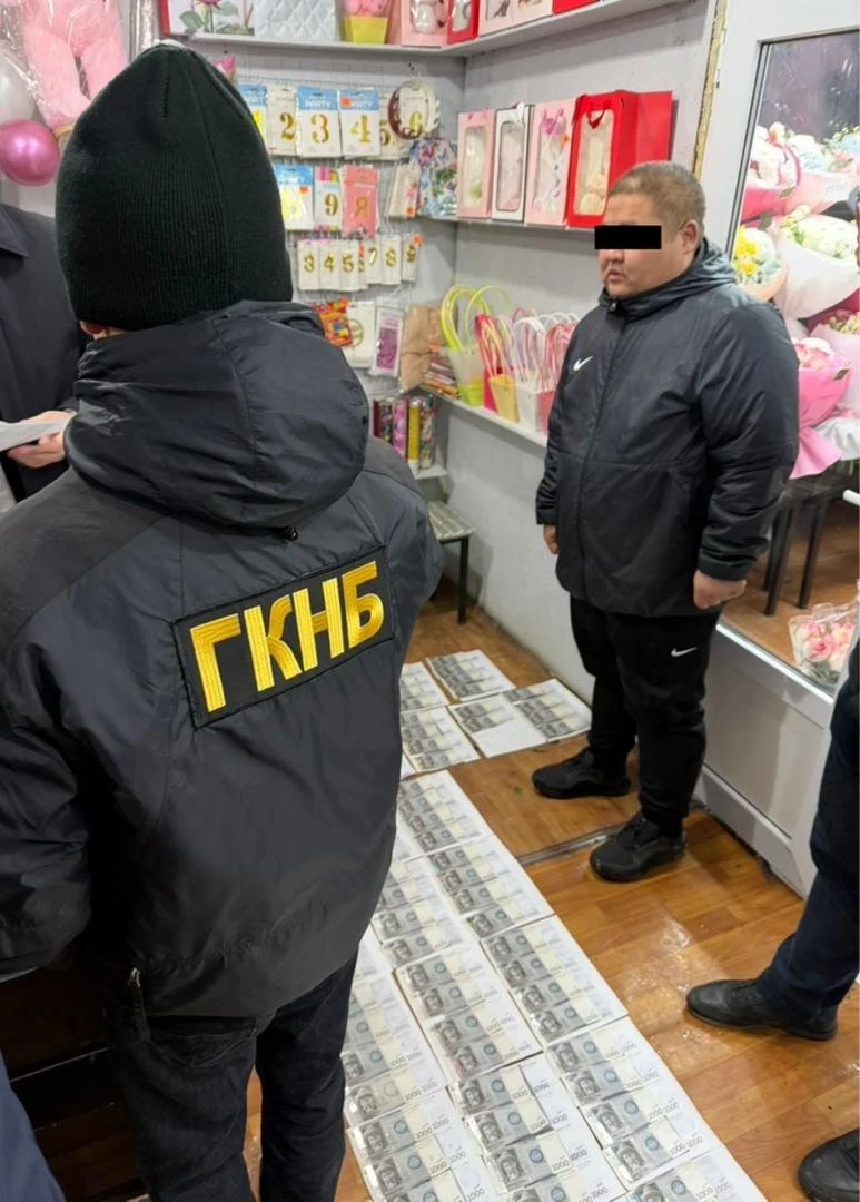 An employee of the Bishkek mayor's office was detained while receiving a bribe