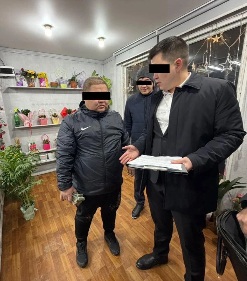 An employee of the Bishkek city hall was detained on suspicion of extorting one million soms.