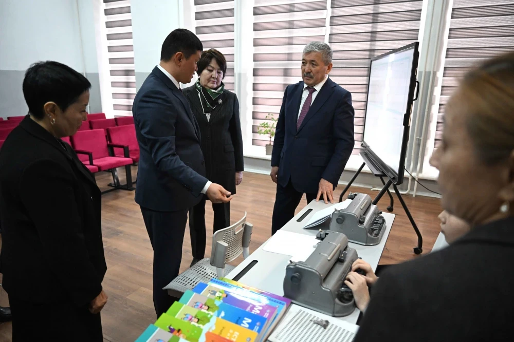 Көрүүсү начар жана соо эмес балдар үчүн интернатка 10 Брайль системасы боюнча жазуучу машинка тапшырылды