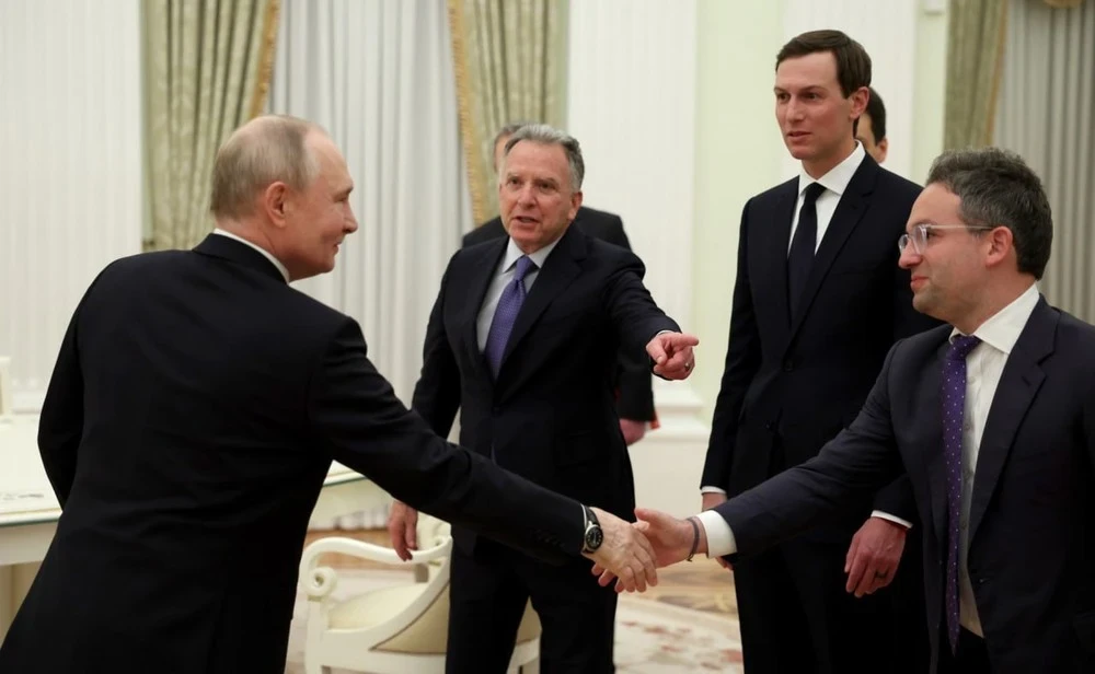 Кремлде Путин менен Трамптын өкүлдөрүнүн сүйлөшүүлөрү өттү. Алар үч сааттан ашык уланды.