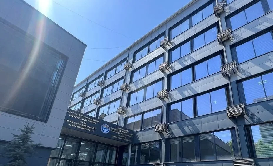 Минстрой Кара-Суй районундагы медициналык борбордун темир-бетон конструкцияларынын бекемдигин текшерди