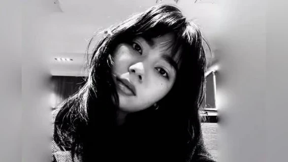 Казакстанда кызды сталкер өлтүргөндөн кийин полиция кызматкерлерине кылмыш иши козголду, ал аны никеге мажбурлоону көздөгөн