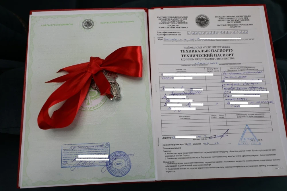 Камчыбек Ташиев жеке үч эмдин ата-энесине эки бөлмөлүү батирдин ачкычтарын тапшырды