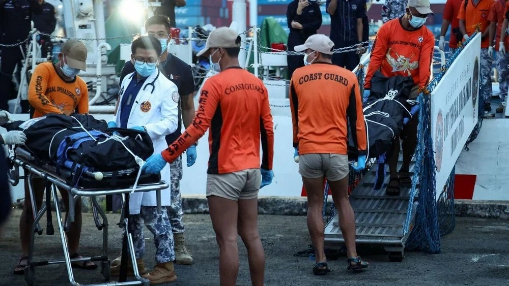 Ferry sinks in the Philippines with over 350 passengers: 15 dead, dozens missing